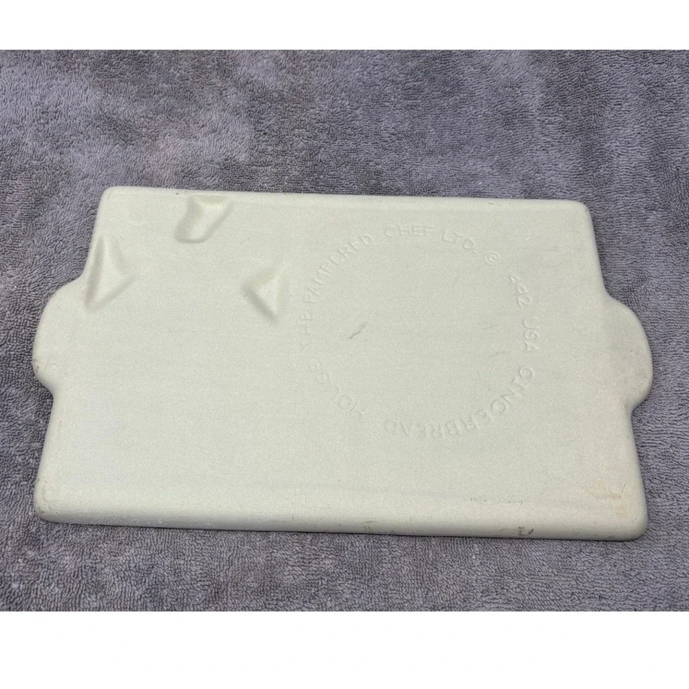 Vtg Pampered Chef Gingerbread House Mold Beige Stoneware 1992 USA Made